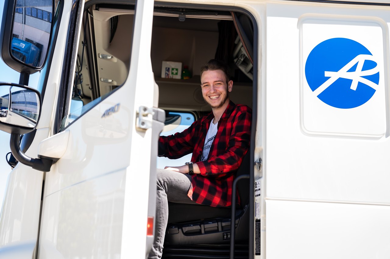 AR Trans Fahrer an der Lkw-Tür mit sichtbarem AR-Logo
