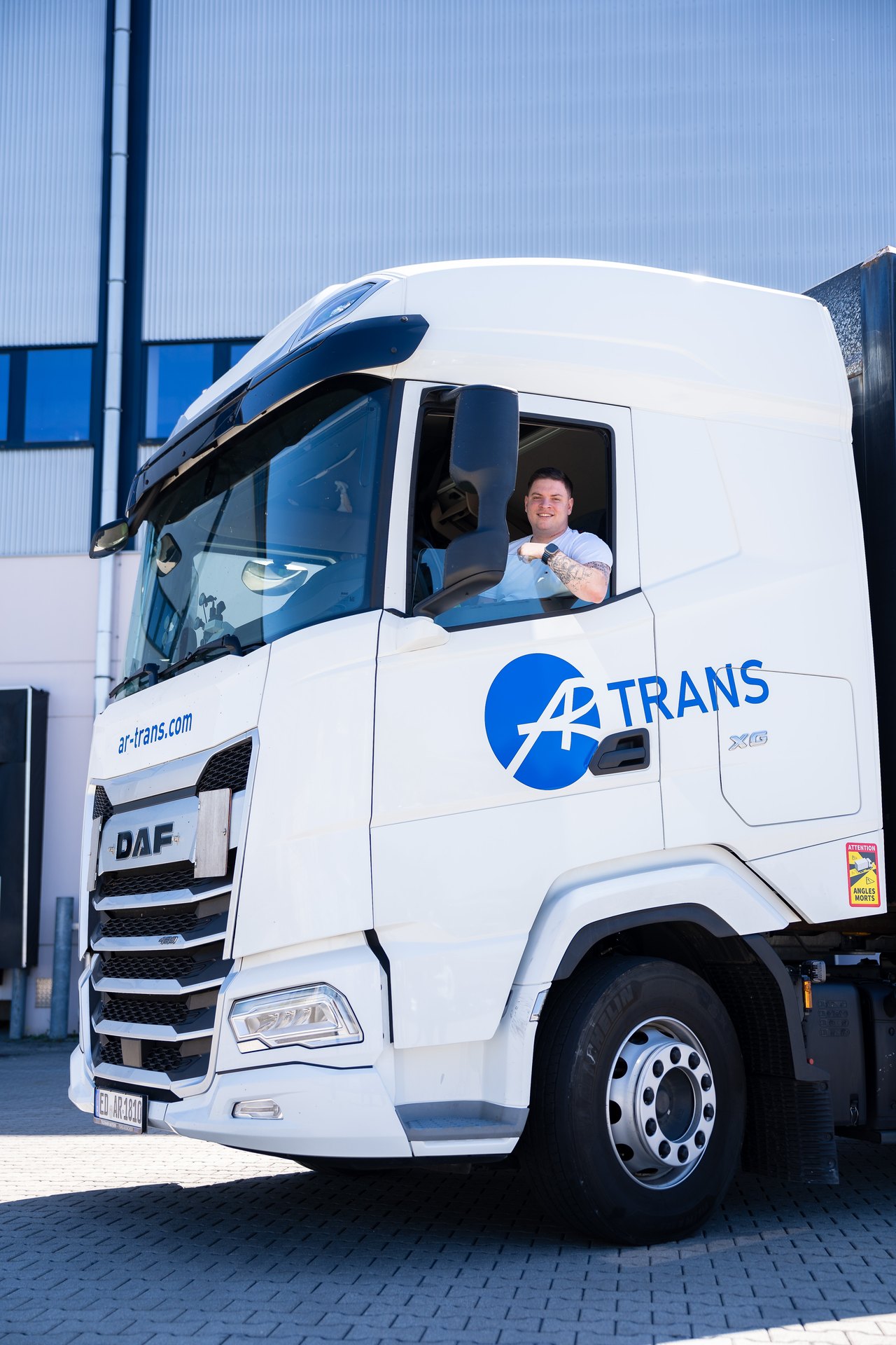 AR Trans DAF-LKW mit Fahrer in der Kabine