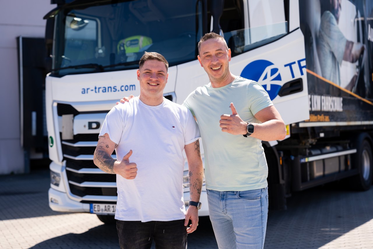 Andreas und Ronny Tschirpke vor einem AR Trans DAF-Lkw